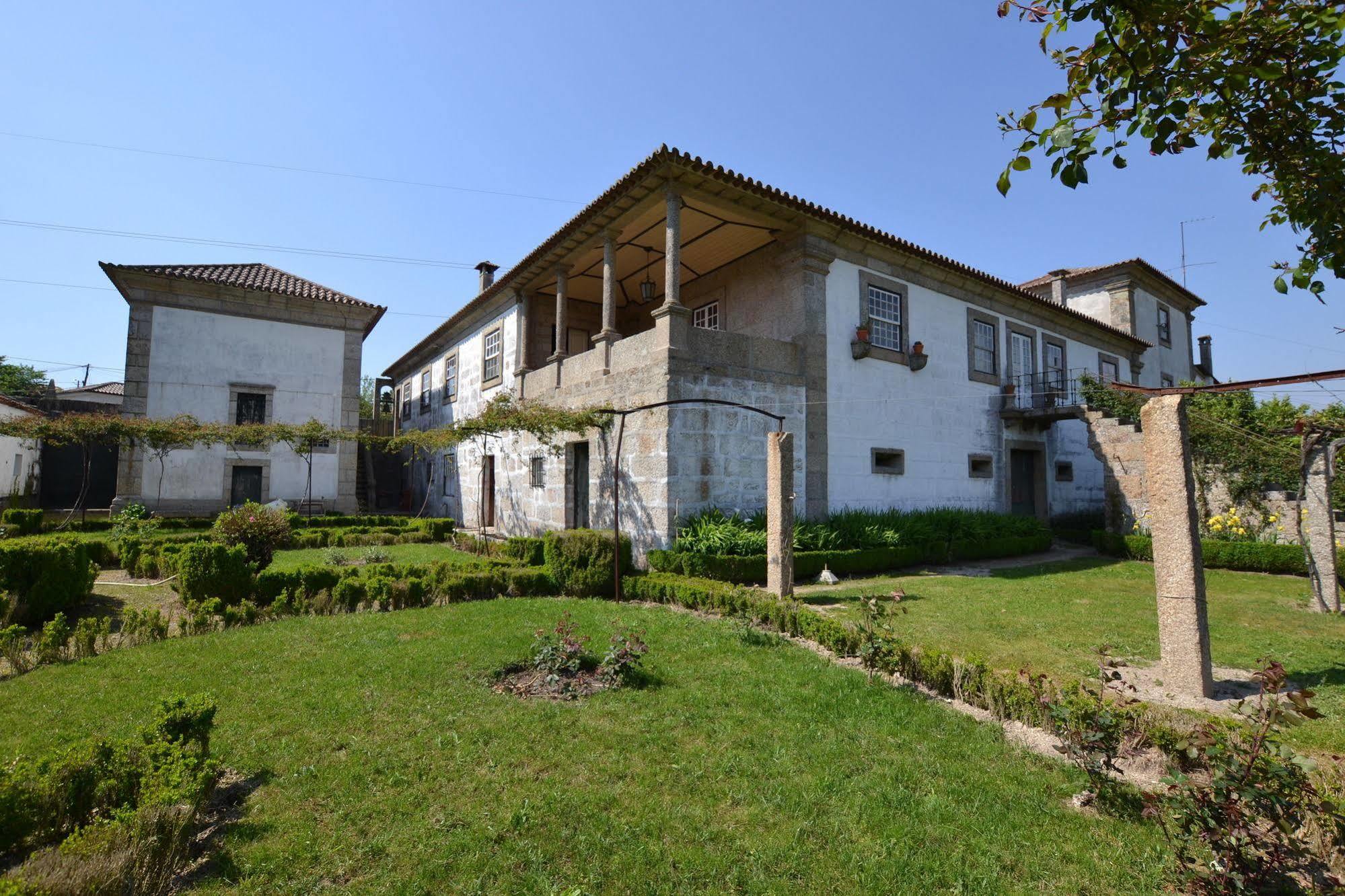 Casa Do Ribeiro Bed & Breakfast กิมาไรส์ ภายนอก รูปภาพ