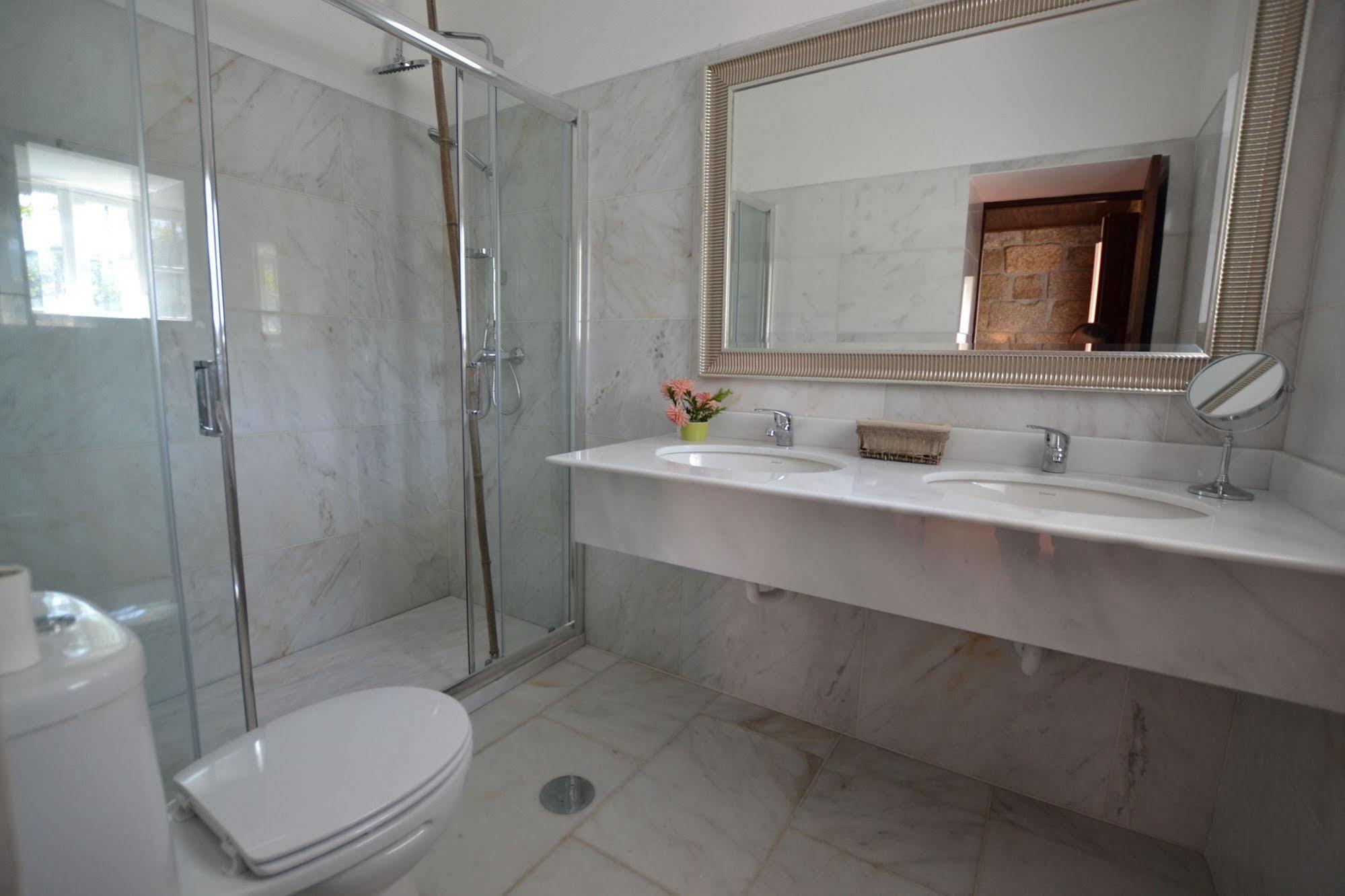 Casa Do Ribeiro Bed & Breakfast กิมาไรส์ ภายนอก รูปภาพ